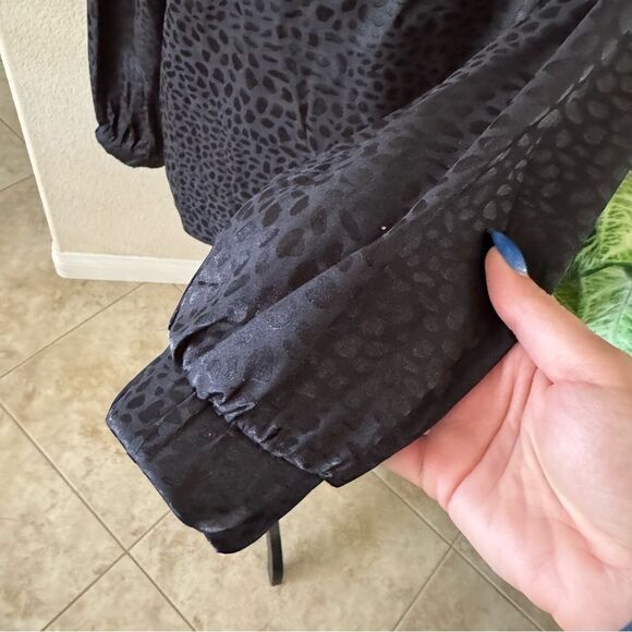 NWT Chenault Pebble Satin Like Jacquard Blouse in Black - Picture 5 of 12